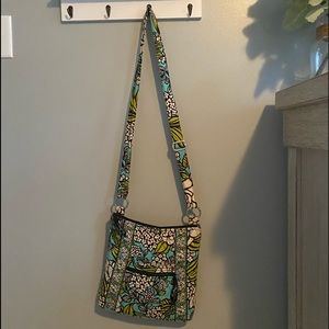 Vera Bradley Crossbody Purse! Multiple Pockets!
